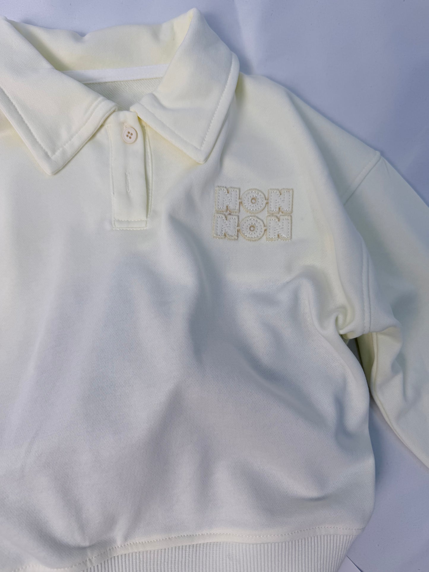 Polo Bambino in Felpa Collo Camicia – Crema con Ricamo e polsino in cotone | 4-13 anni cod#020