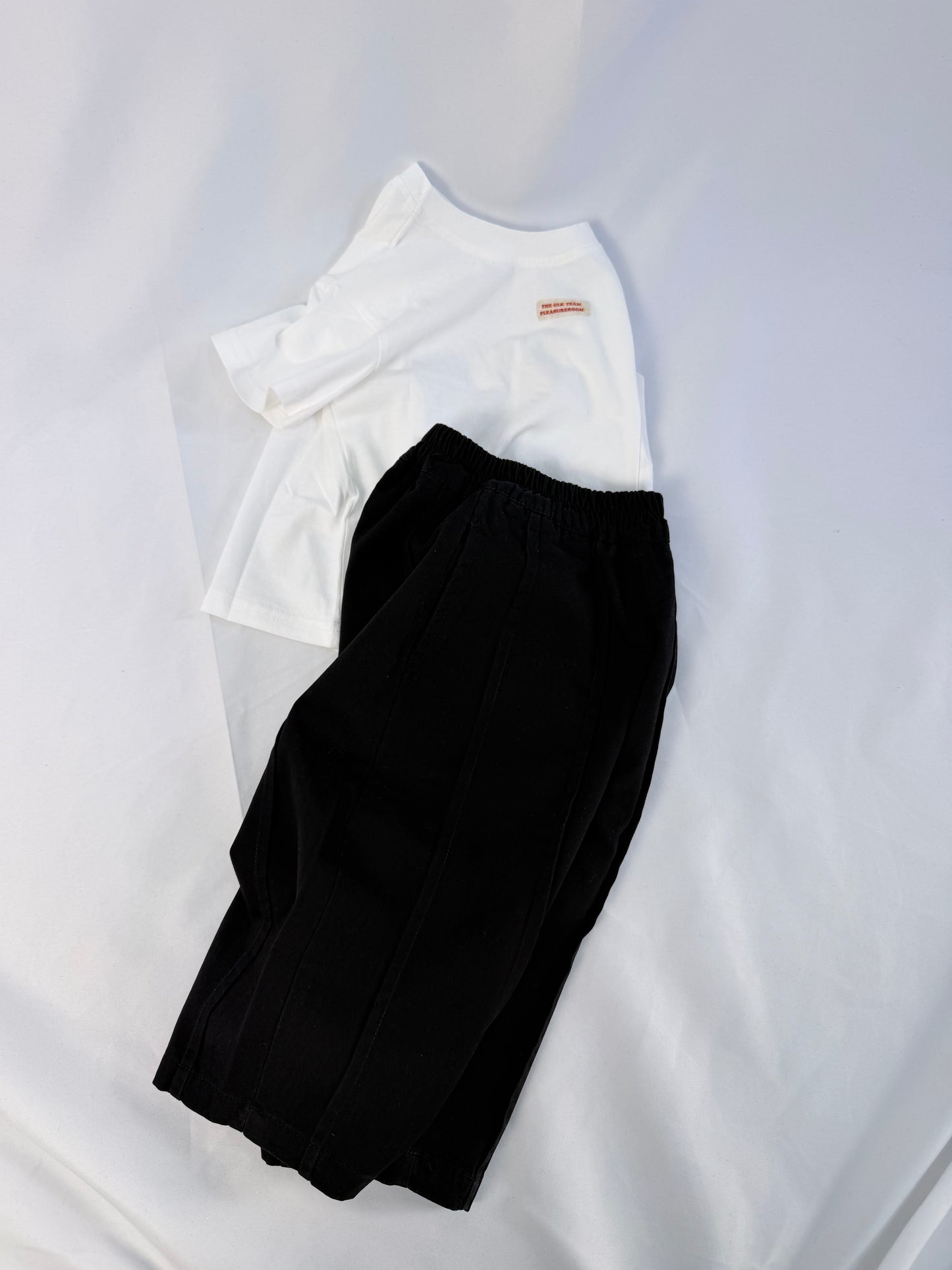 T-shirt bambino/a minimal con logo – bianca o nera (1–7 anni) cod#033