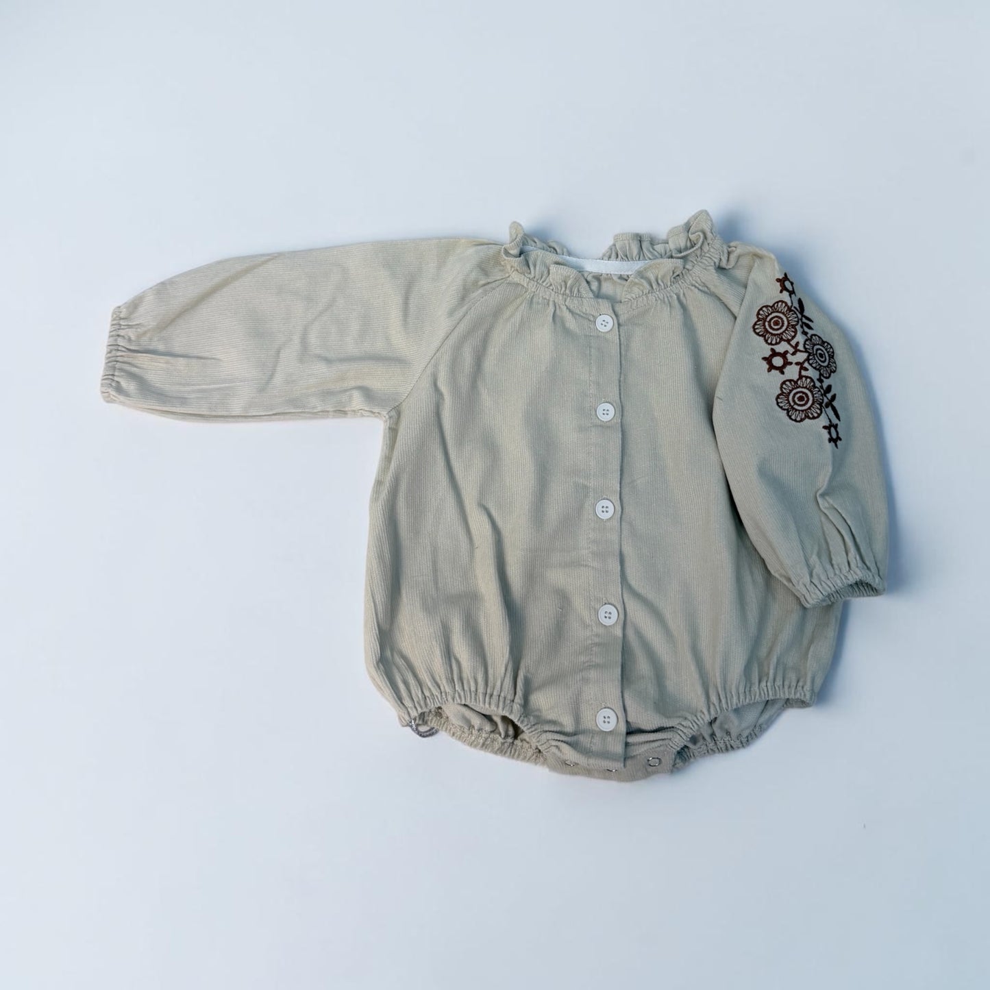 Body neonato/a in vellutino leggero con ricamo floreale - cod #011