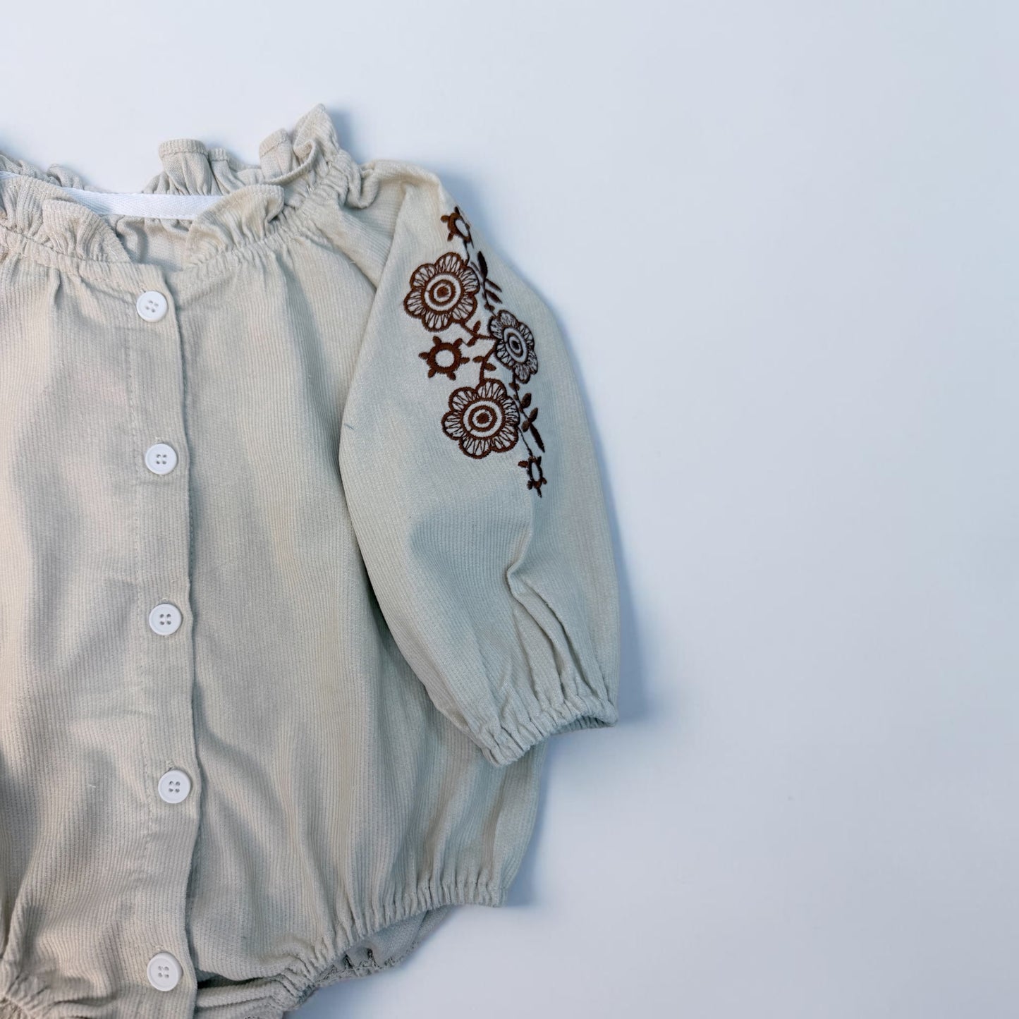Body neonato/a in vellutino leggero con ricamo floreale - cod #011
