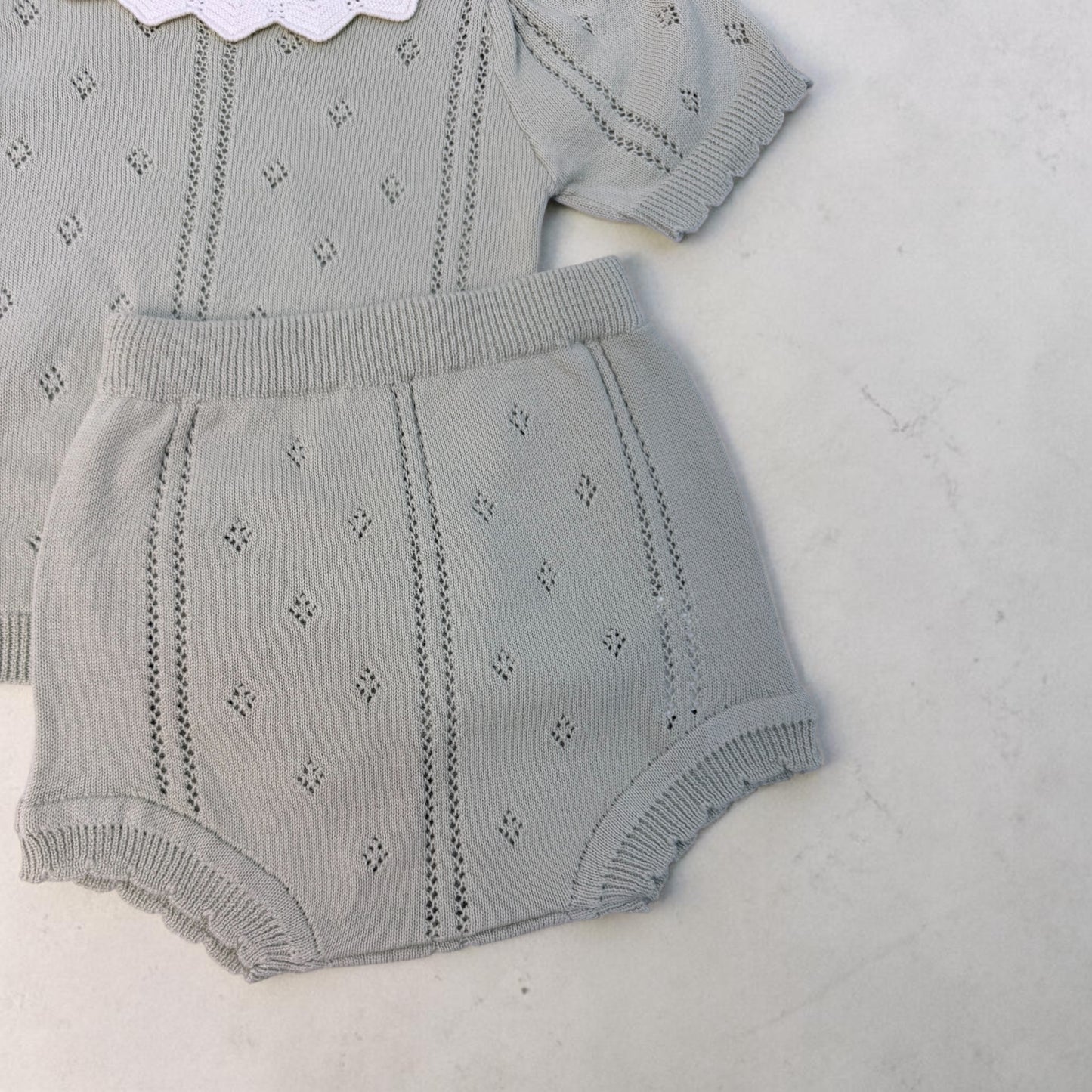 Set in filo verde salvia con colletto decorato – Maglia e culottina neonato
Cod#017