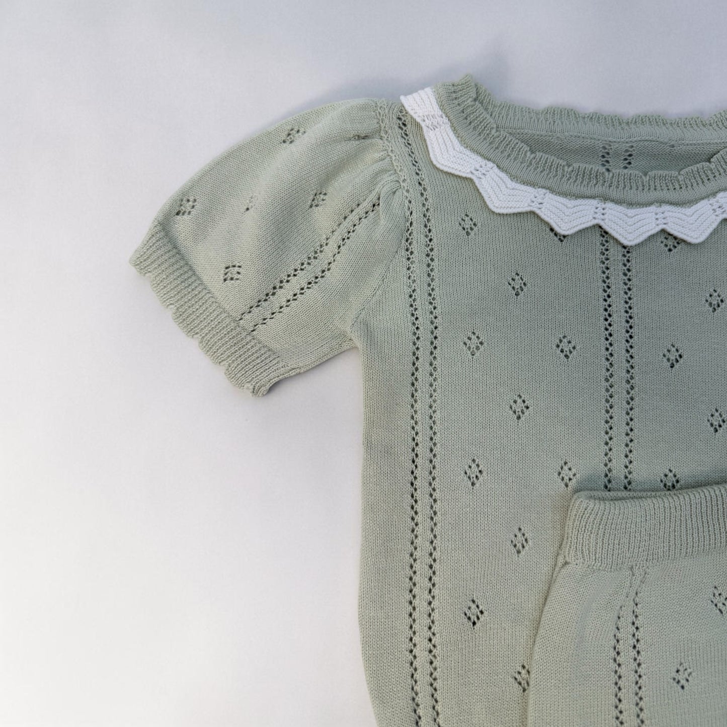 Set in filo verde salvia con colletto decorato – Maglia e culottina neonato
Cod#017