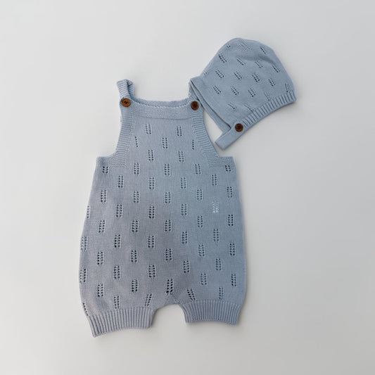 Pagliaccetto in maglia con cappellino coordinato – Azzurro polvere cod#014
