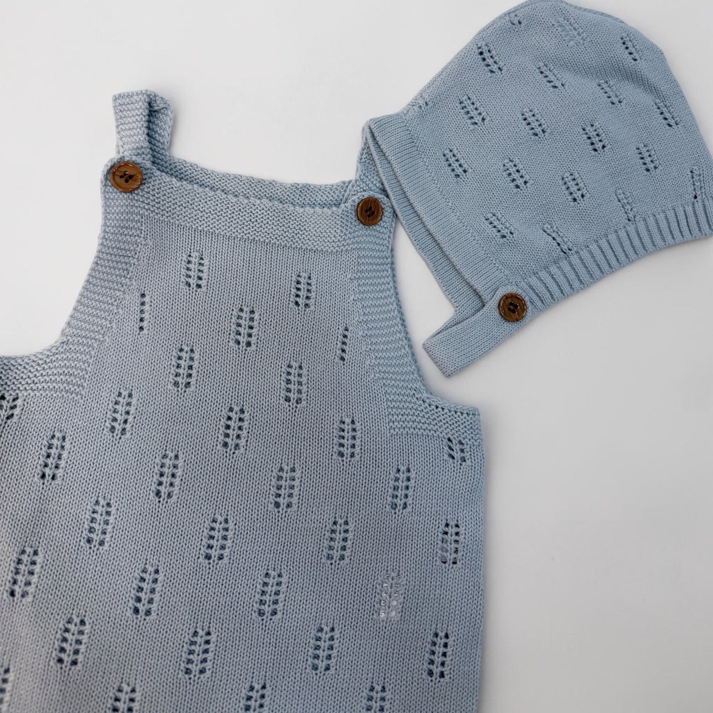 Pagliaccetto in maglia con cappellino coordinato – Azzurro polvere cod#014