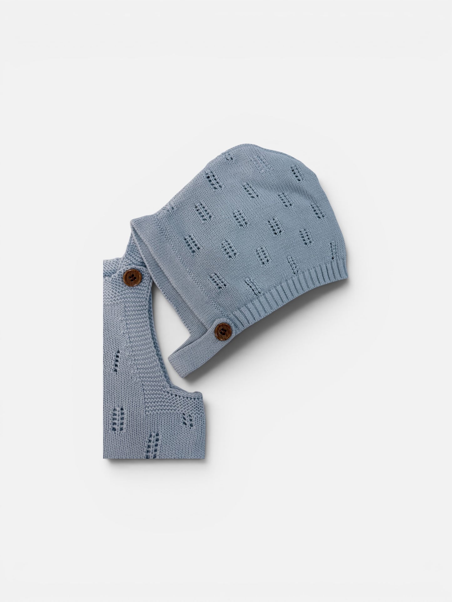Pagliaccetto in maglia con cappellino coordinato – Azzurro polvere cod#014