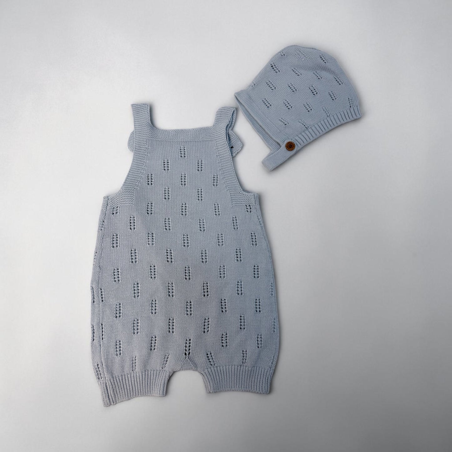 Pagliaccetto in maglia con cappellino coordinato – Azzurro polvere cod#014