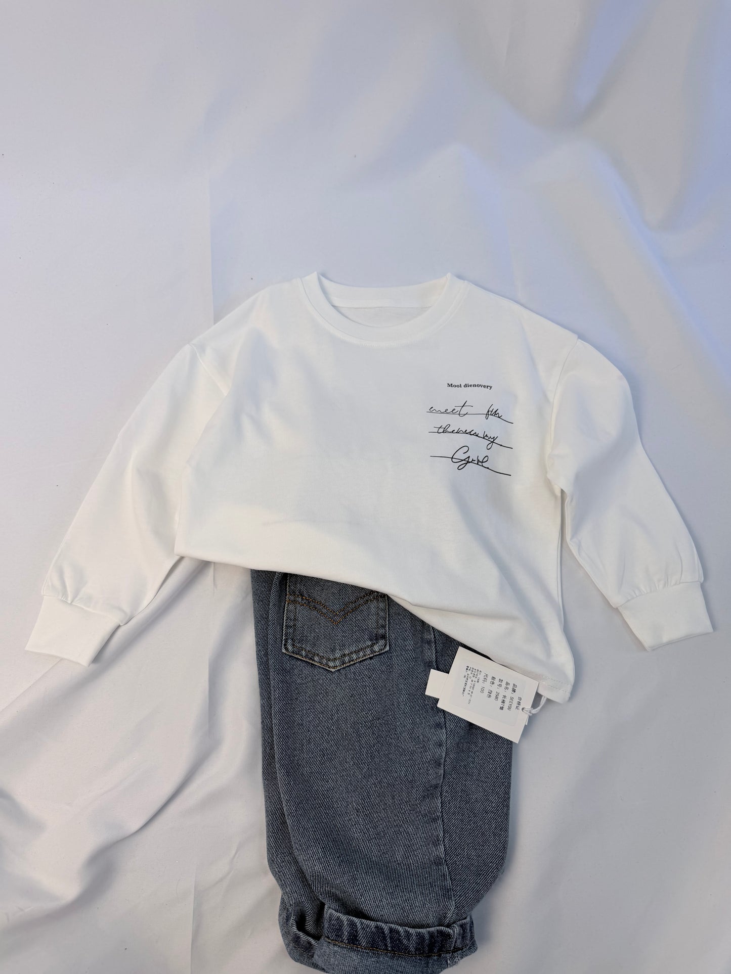 T-shirt bianca con logo nero e polsino- vestibilita’ over  cod#019