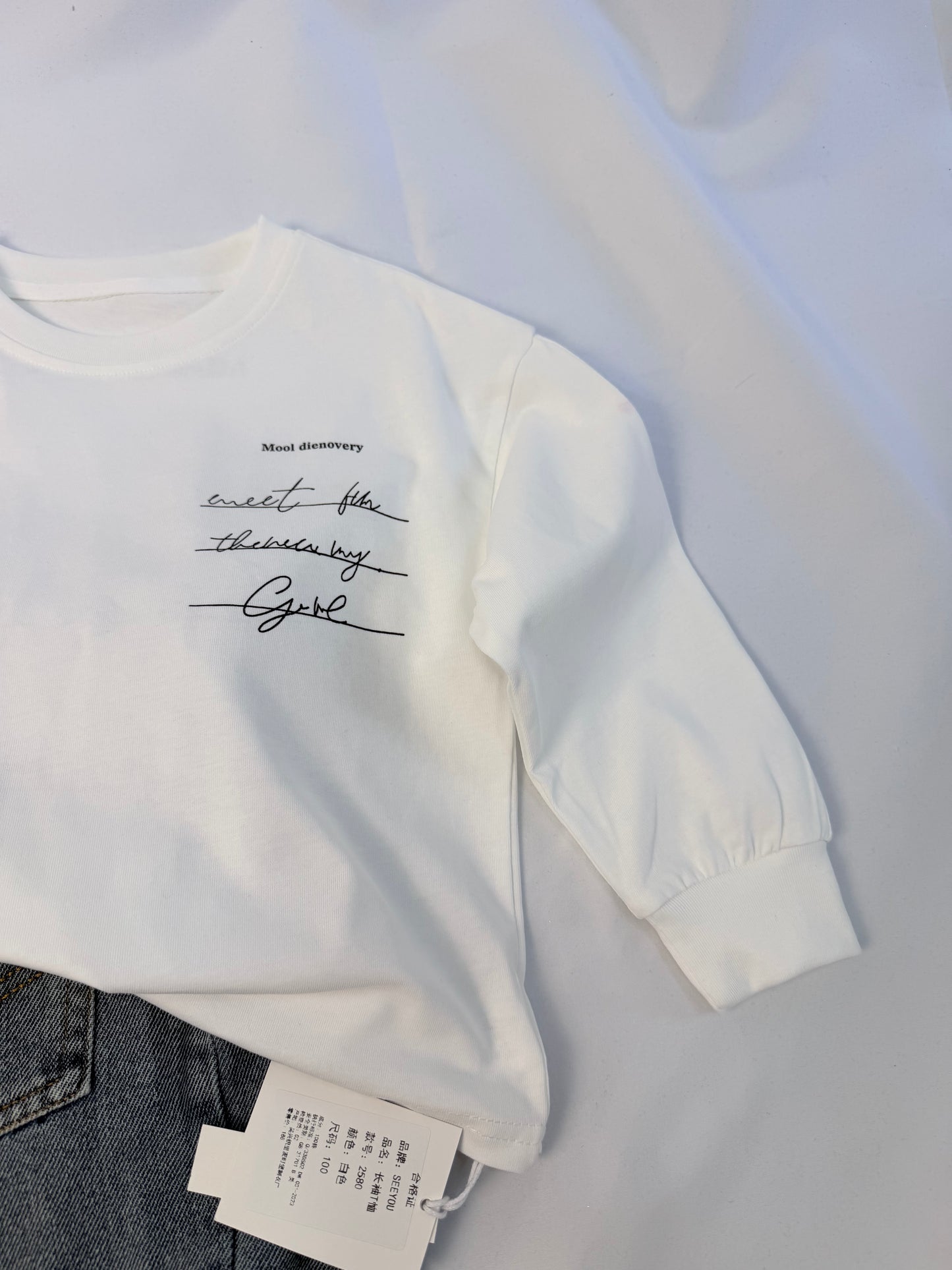 T-shirt bianca con logo nero e polsino- vestibilita’ over  cod#019